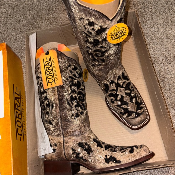 Corral Women's Intricate Black and Cream Heeled Boots - Picture 6 of 7